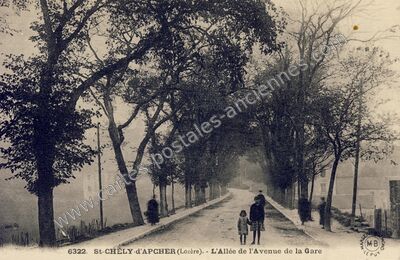 Carte postale ancienne L'Allée de l'Avenue de la Gare — Saint-Chély-d'Apcher (Lozère)