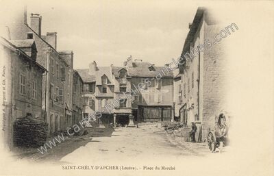 Carte postale ancienne Place du Marché — Saint-Chély-d'Apcher (Lozère)