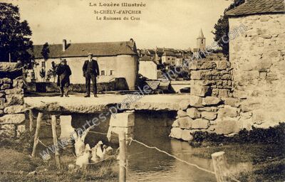Carte postale ancienne Le Ruisseau du Cros — Saint-Chély-d'Apcher (Lozère)