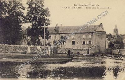 Carte postale ancienne Ecole libre de Jeunes Filles — Saint-Chély-d'Apcher (Lozère)