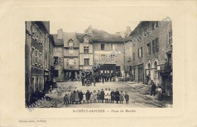 Carte postale ancienne Place du Marché — Saint-Chély-d'Apcher (Lozère)
