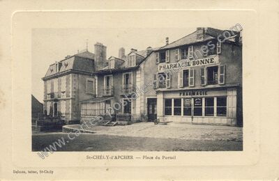 Carte postale ancienne Place du Portail — Saint-Chély-d'Apcher (Lozère)