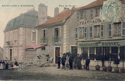Carte postale ancienne Place du Portail — Saint-Chély-d'Apcher (Lozère)