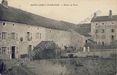 Carte postale ancienne Hôtel du Pont — Saint-Chély-d'Apcher (Lozère)