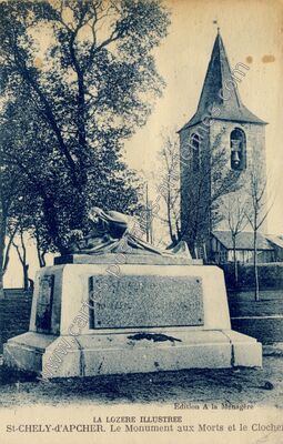 Carte postale ancienne Le Monument aux Morts et le Clocher — Saint-Chély-d'Apcher (Lozère)