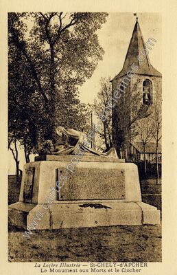Carte postale ancienne Le Monument aux Morts et le Clocher — Saint-Chély-d'Apcher (Lozère)