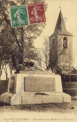 Carte postale ancienne Monument aux Morts et le Clocher — Saint-Chély-d'Apcher (Lozère)