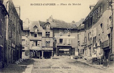 Carte postale ancienne Place du Marché — Saint-Chély-d'Apcher (Lozère)