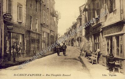 Carte postale ancienne Rue Théophile Roussel — Saint-Chély-d'Apcher (Lozère)