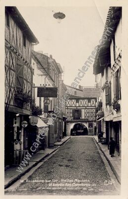 Carte postale ancienne Vieilles Maisons et entrée des Cornières — Villeneuve-sur-Lot (Lot-et-Garonne)