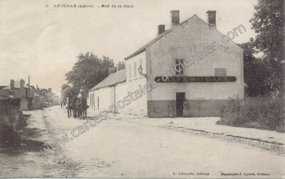 Carte postale ancienne Rue de la Gare — Artenay (Loiret)