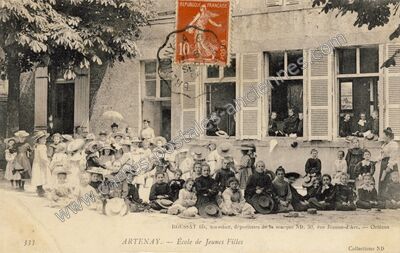 Carte postale ancienne École de Jeunes Filles — Artenay (Loiret)
