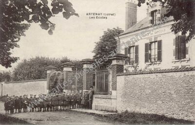 Carte postale ancienne Les Ecoles / ECOLE DE GARCONS — Artenay (Loiret)