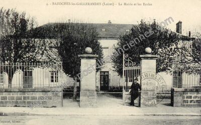 Carte postale ancienne La Mairie et les Ecoles — Bazoches-les-Gallerandes (Loiret)