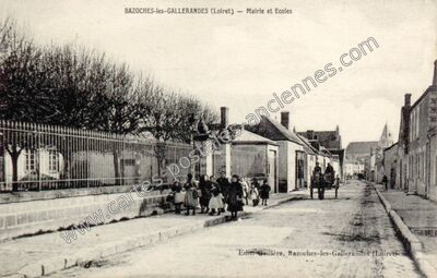 Carte postale ancienne Mairie et Ecoles — Bazoches-les-Gallerandes (Loiret)