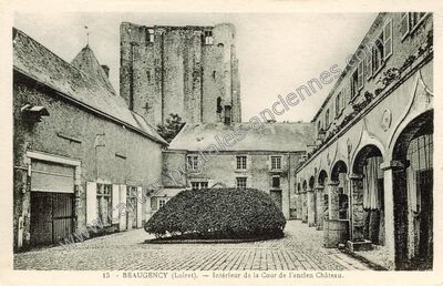 Carte postale ancienne Intérieur de la Cour de l'ancien Château — Beaugency (Loiret)