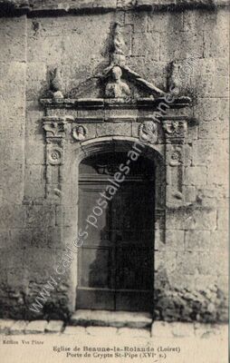 Carte postale ancienne Eglise / Porte de Crypte St-Pipe — Beaune-la-Rolande (Loiret)