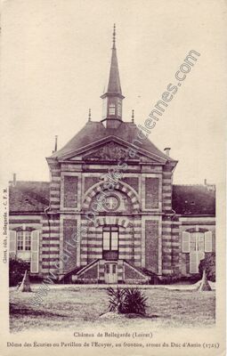 Carte postale ancienne Dôme des Écuries ou Pavillon de l'Ecuyer, au fronton, armes du Duc d'Antin — Bellegarde (Loiret)