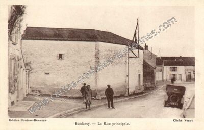 Carte postale ancienne La Rue principale — Bondaroy (Loiret)