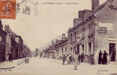 Carte postale ancienne Grande Rue — Les Bordes (Loiret)
