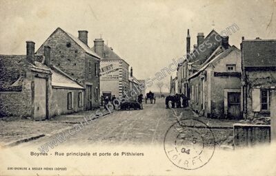 Carte postale ancienne Rue principale et porte de Pithiviers — Boynes (Loiret)