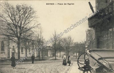 Carte postale ancienne Place de l'Eglise — Boynes (Loiret)