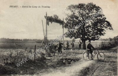 Carte postale ancienne Entrée du Camp du Tremblay — Briare (Loiret)