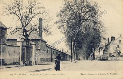 Carte postale ancienne Entrée de l'Usine et route de Gien — Briare (Loiret)