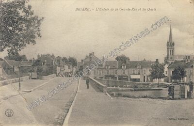 Carte postale ancienne L'Entrée de la Grande-Rue et les Quais — Briare (Loiret)