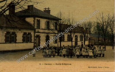 Carte postale ancienne École Enfantine — Cerdon (Loiret)