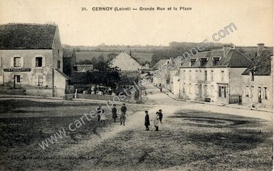 Carte postale ancienne Grande Rue et la Place — Cernoy-en-Berry (Loiret)