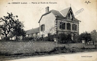 Carte postale ancienne Mairie et Ecole de Garçons — Cernoy-en-Berry (Loiret)