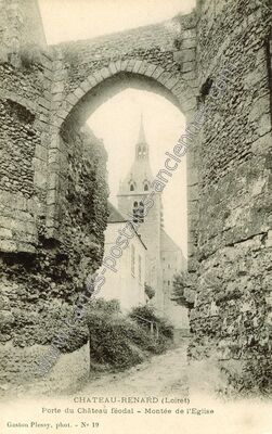 Carte postale ancienne Porte du Château féodal - Montée de l'Eglise — Chateaurenard (Loiret)