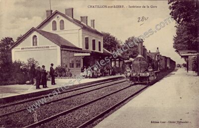 Carte postale ancienne Intérieur de la Gare — Châtillon-sur-Loire (Loiret)