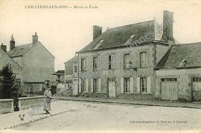 Carte postale ancienne Mairie et École — Chilleurs-aux-Bois (Loiret)