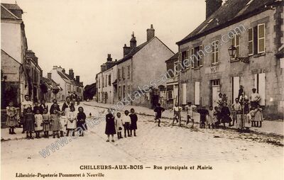 Carte postale ancienne Rue principale et Mairie — Chilleurs-aux-Bois (Loiret)