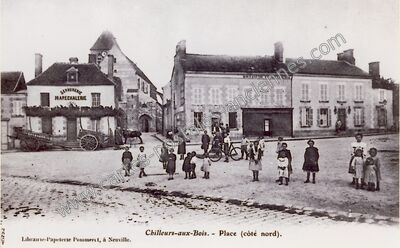 Carte postale ancienne Place (côté nord) — Chilleurs-aux-Bois (Loiret)