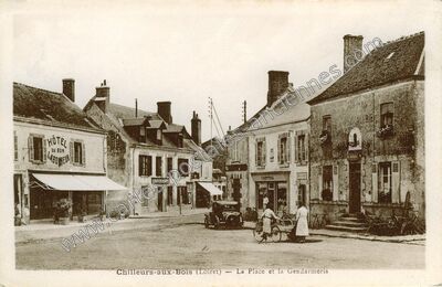 Carte postale ancienne La Place et la Gendarmeris — Chilleurs-aux-Bois (Loiret)