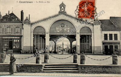 Carte postale ancienne La Halle au Blé — Courtenay (Loiret)