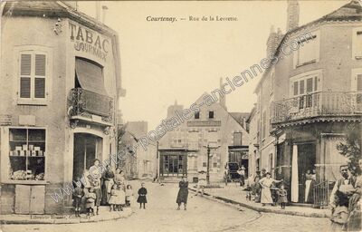 Carte postale ancienne Rue de la Levrette — Courtenay (Loiret)
