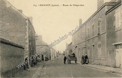 Carte postale ancienne Route de Châteaudun — Cravant (Loiret)