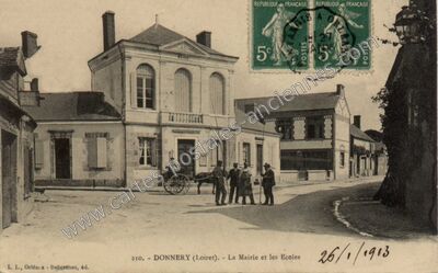 Carte postale ancienne La Mairie et les Ecoles — Donnery (Loiret)