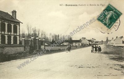 Carte postale ancienne Entrée du Pays — Dordives (Loiret)