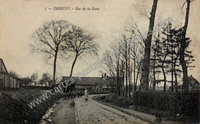 Carte postale ancienne Rue de la Gare — Douchy (Loiret)