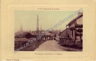 Carte postale ancienne Passage à niveau du Ménil — Douchy (Loiret)