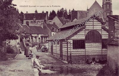 Carte postale ancienne Lavoir de la Fontaine — Douchy (Loiret)