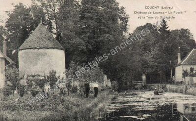 Carte postale ancienne Château de Launay - Le Fossé et la Tour du XIe siècle — Douchy (Loiret)