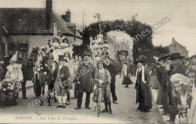 Carte postale ancienne Sous l'Arc de Triomphe — Douchy (Loiret)