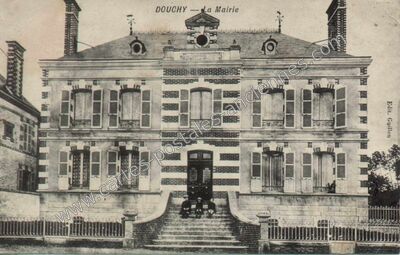 Carte postale ancienne La Mairie — Douchy (Loiret)