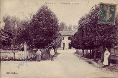 Carte postale ancienne Avenue de la Gare — Douchy (Loiret)